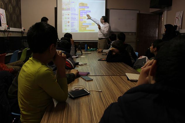کلاس آموزش برنامه نویسی به کودکان و نوجوانان در آکادمی یاسان